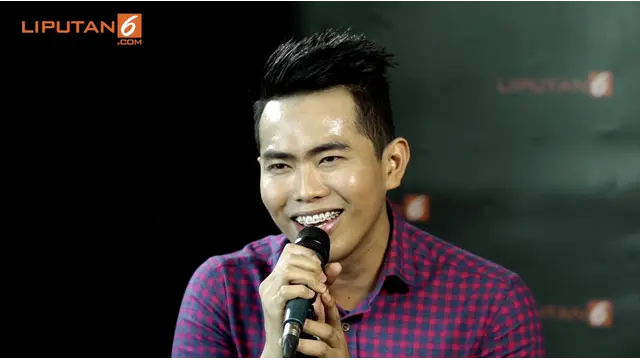 Alfian Kadang membawakan salah satu lagu hitsnya yang berjudul Cukup Kamu.