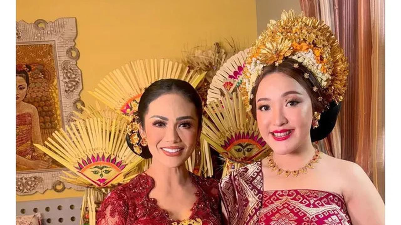 7 Pesona Krisdayanti Kenakan Kebaya Bali Brokat Merah di Nikahan Kakak Sarah Menzel