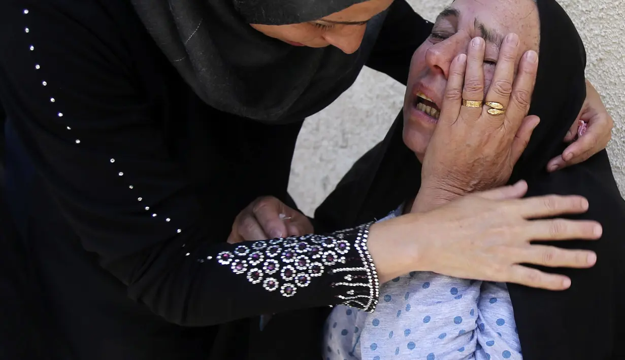 Seorang wanita Palestina menangis saat mengetahui kerabatnya tewas dalam serangan udara Israel di Gaza, (9/7/14). (REUTERS/Ibraheem Abu Mustafa)