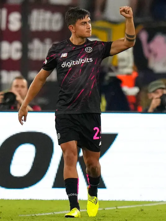 Pemain AS Roma Paulo Dybala melakukan selebrasi usai mencetak gol ke gawang HJK Helsinki pada pertandingan sepak bola Liga Europa di Stadion Olimpiade Roma, Italia, 15 September 2022. AS Roma menang dengan skor 3-0. (AP Photo/Alessandra Tarantino)