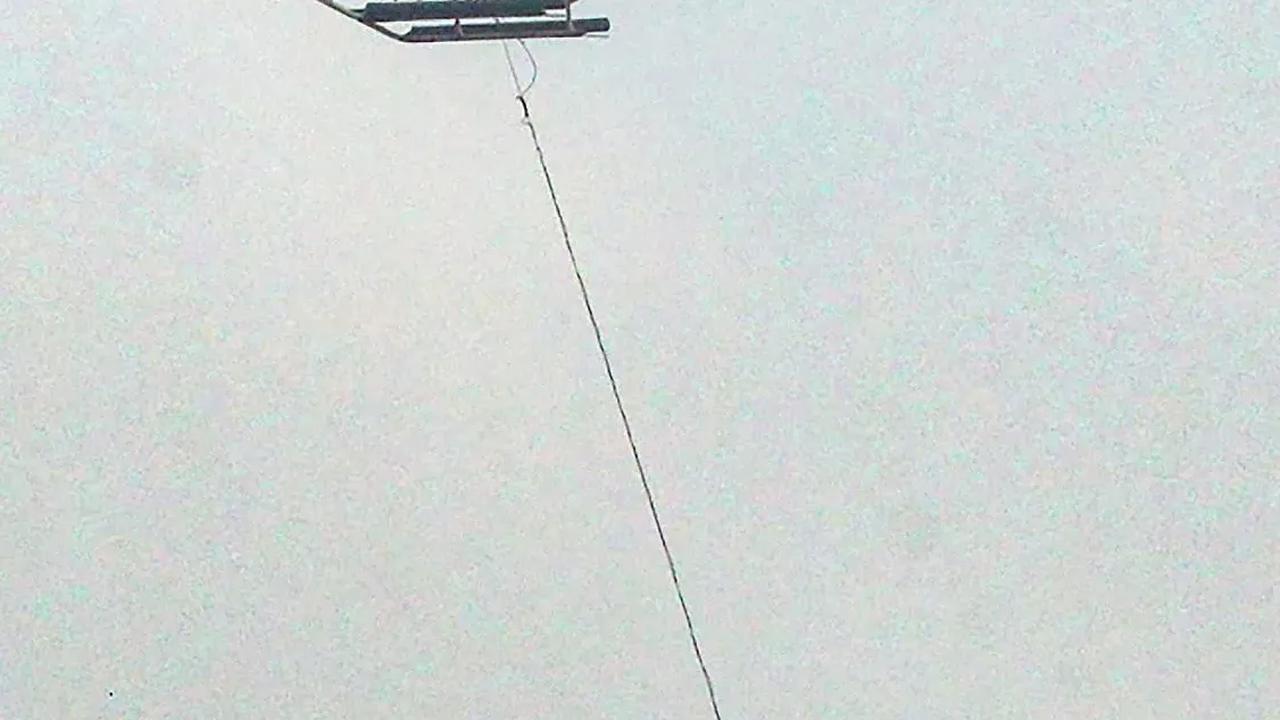 FOTO: Hingga Hari ke-4, Helikopter BNPB Terus Berjibaku Padamkan Api di TPA Rawa Kucing, Target 50 Kali Dopping Air