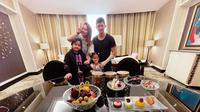 Staycation Audy Item bersama keluarga kecilnya (Instagram/audyitem)