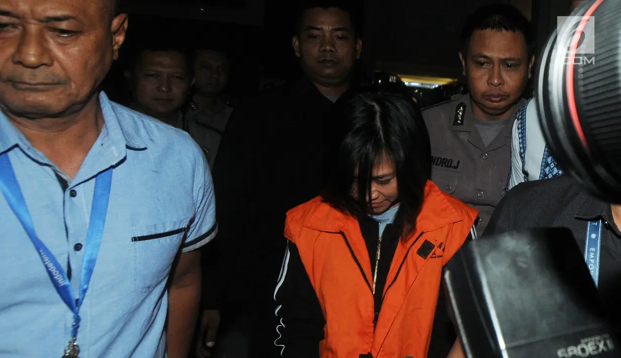 Direktur Utama PT. Manira Arta Mandiri (Mataram), Gabriella Yuan Ana kenakan rompi tahanan usai menjalani pemeriksaan pasca OTT di Gedung KPK, Jakarta, Selasa (20/08/2019). Gabriella diduga melakukan suap terhadap Jaksa di Kejari Yogyakarta, Eka Safitra. (merdeka.com/Dwi Narwoko)