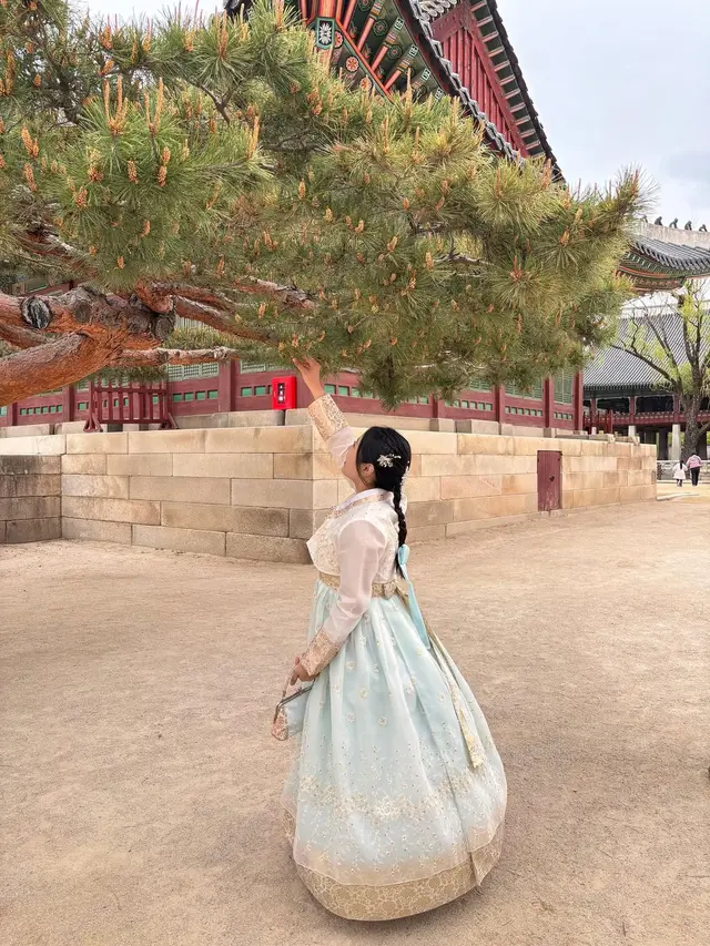 Sisi Lain Bernadya Ribka yang Tampil Anggun Berbalut Hanbok Bernuansa Cerah