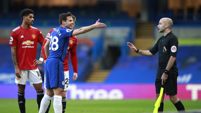Bek Chelsea, Cesar Azpilicueta berdebat dengan hakim garis atas keputusan Video Assistant Referee (VAR) saat bertanding melawan Manchester United pada pertandingan lanjutan Liga Inggris di Stamford Bridge Stadium di London, Inggris, Minggu (28/2/2021). (AP Photo/Ian Walton, Pool)