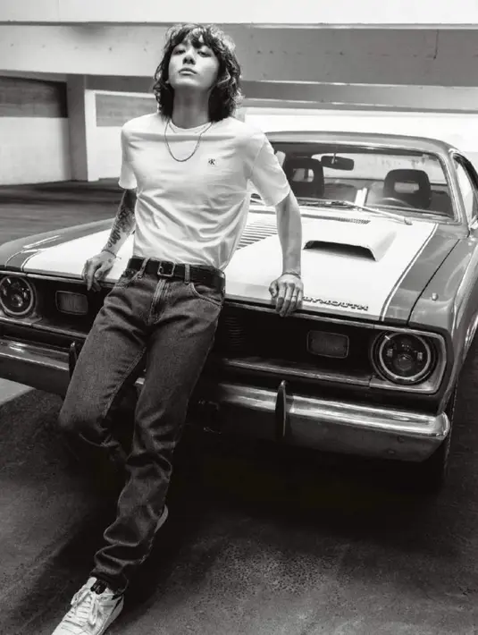 Kali ini, ia memancarkan pesona ala boyfriend material look mengenakan CK Badge Logo Tee seharga Rp990 ribuan. [Dok/Calvin Klein]