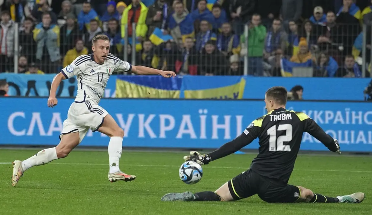 Pemain Italia, Davide Frattesi, berusaha mencetak gol ke gawang Ukraina dalam duel matchday 10 Kualifikasi Euro 2024 Grup C di Stadion BayArena, Jerman, Selasa, (21/11/2023). Namun, mereka unggul selisih gol dan berhak finis kedua di klasemen akhir Grup C kualifikasi sekaligus memastikan diri lolos langsung ke putaran final Piala Eropa 2024. (AP Photo/Martin Meissner)