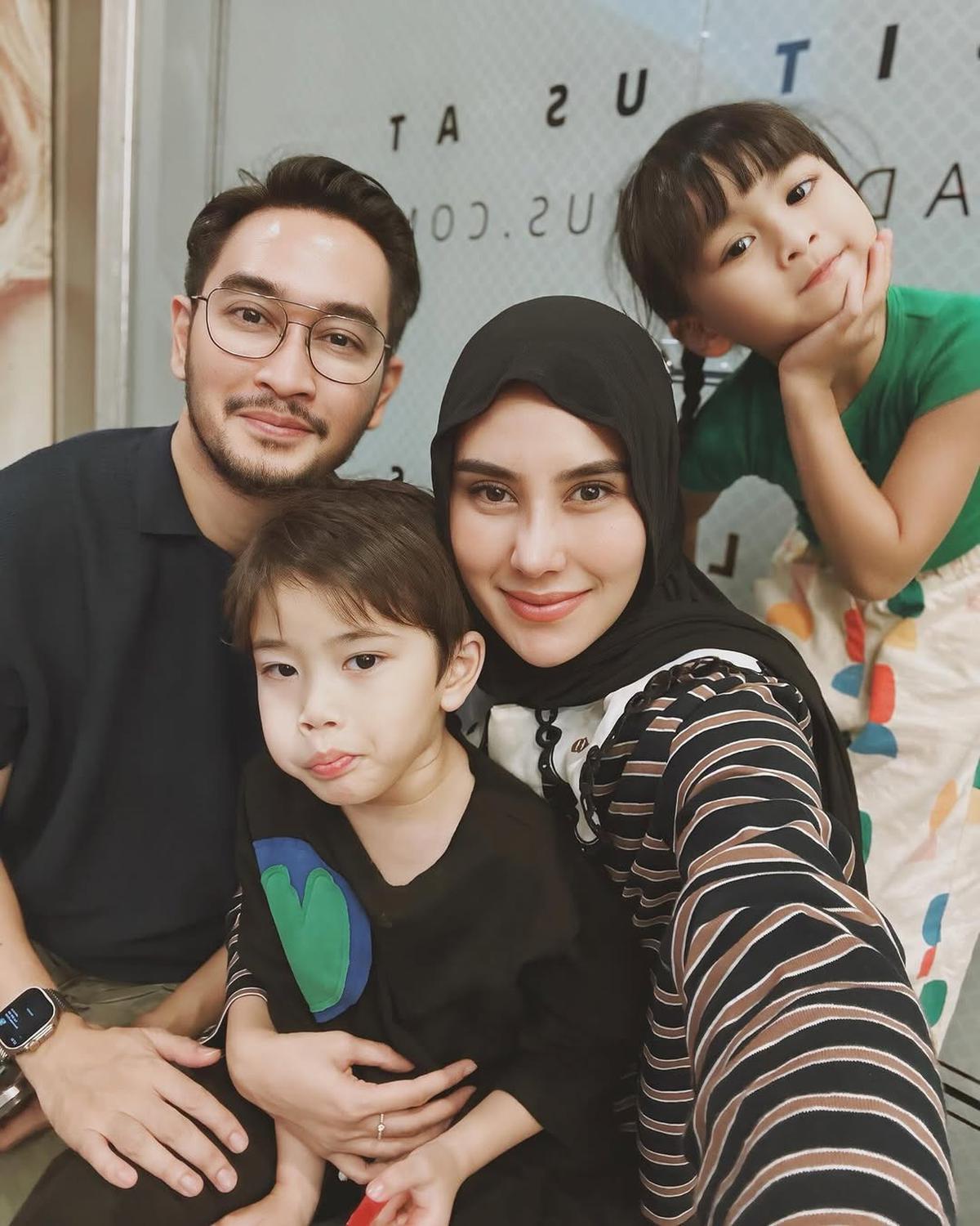 5 Potret Harmonis Keluarga Syahnaz Sadiqah dan Jeje Govinda yang Jauh Miring dari Gosip