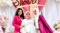 Titi Kamal dan Shireen Sungkar di acara baby shower Aurel Hermansyah (Foto: Instagram/@shireensungkar)