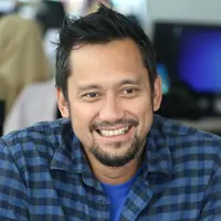 Artis Tora Sudiro berpose saat media visit di Liputan 6, SCTV Tower, Jakarta, Kamis (29/3). Tora tampil dalam film horor komedi berjudul Reuni Z. (Liputan6.com/Arya Manggala)