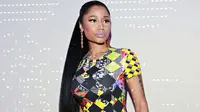 Nicki Minaj Remas Dada Penggemarnya