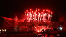 Pertunjukan kembang api menerangi Stadion Anfield saat perayaan trofi juara Premier League usai pertandingan Liverpool melawan Chelsea, Kamis (23/7/2020) dini hari WIB. Fans Liverpool tetap berdatangan ke area Stadion Anfield meski ada permintaan untuk merayakan di rumah. (AFP/Oli Scarff)