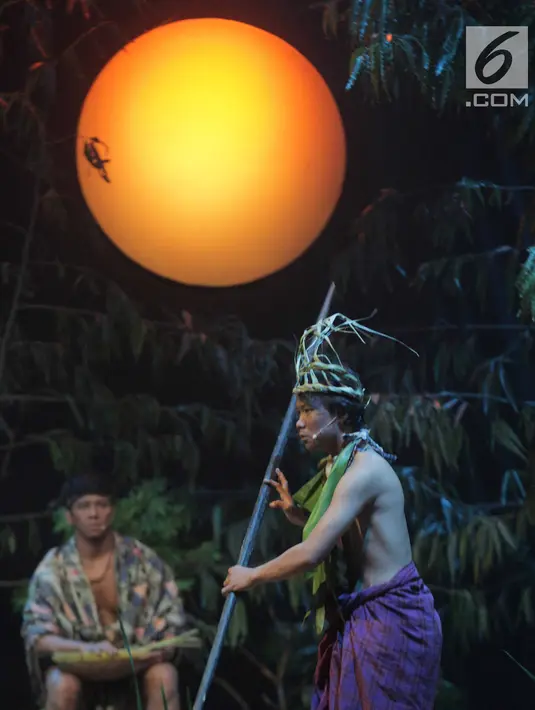Pelakon memainkan teater bertajuk Beralas Bumi, Beratap Langit di Gedung TVRI, Jakarta, Jumat (27/9/2019). Teater yang didukung Bakti Budaya Djarum Foundation digagas Maudy Koesnaedi dan disutradarai Wawan Sofwan. (Liputan6.com/Faizal Fanani)