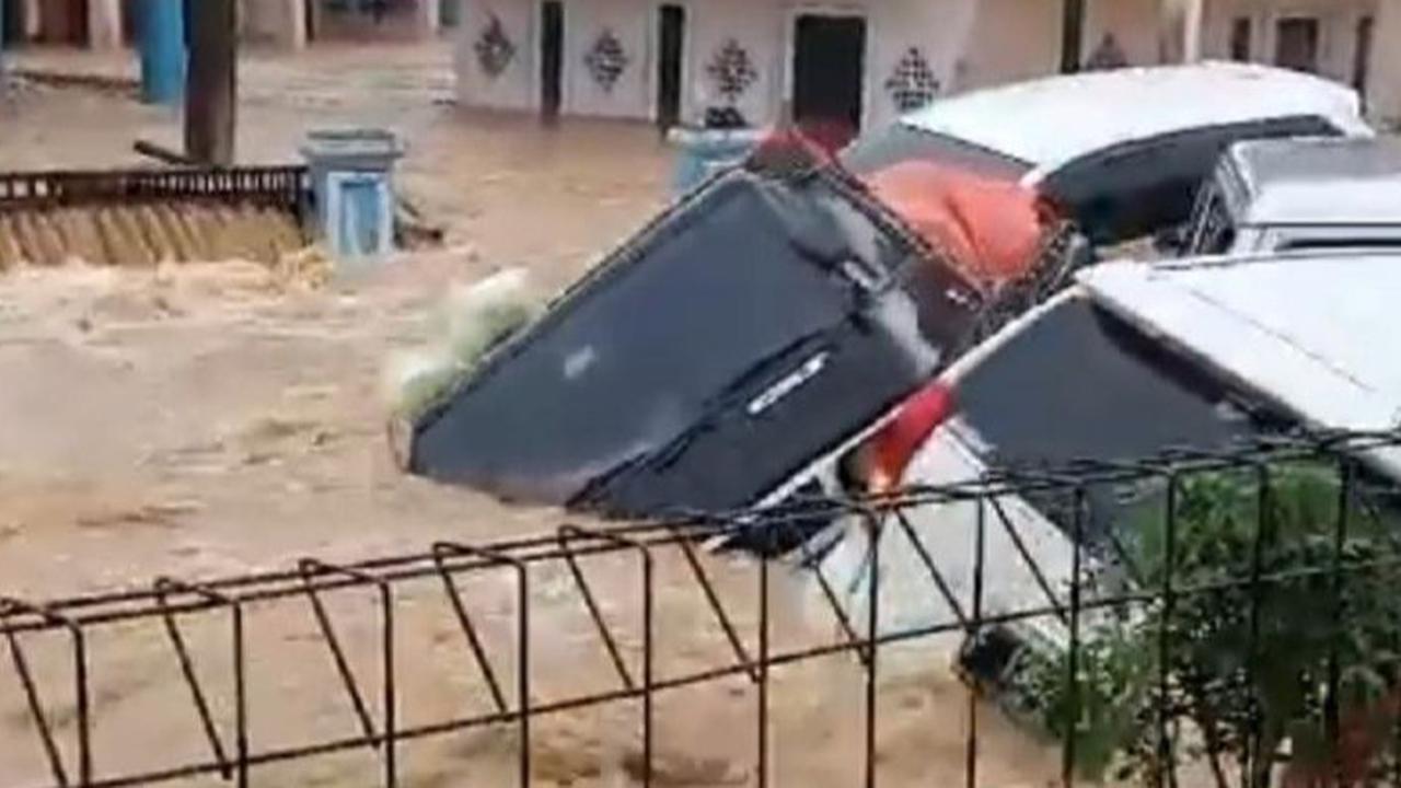 Nasib Sejumlah Mobil Hanyut Terbawa Arus Banjir Bandang Sukabumi