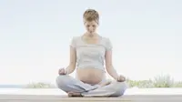 Ternyata perempuan hamil juga harus berolahraga. Salah satu olahraga yang paling aman adalah melakukan yoga. 