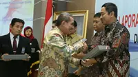 Wali Kota Semarang Hendrar Prihadi menerima Laporan Hasil Pemeriksaan keuangan daerah dari BPK. (foto : Liputan6.com / edhie prayitno ige)