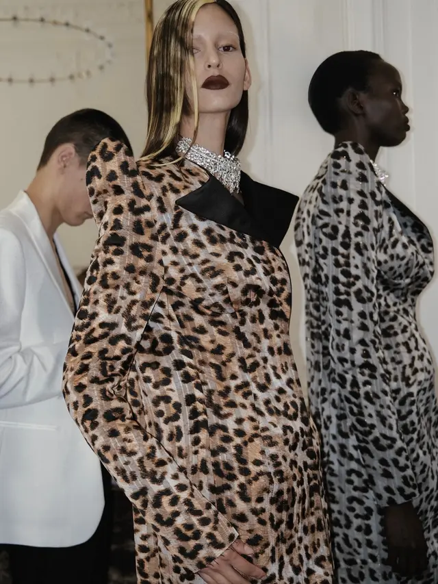 Tren Beauty Paris Haute Couture Week 2026, dari Hepburn Bangs hingga Lace Lips yang Artistik
