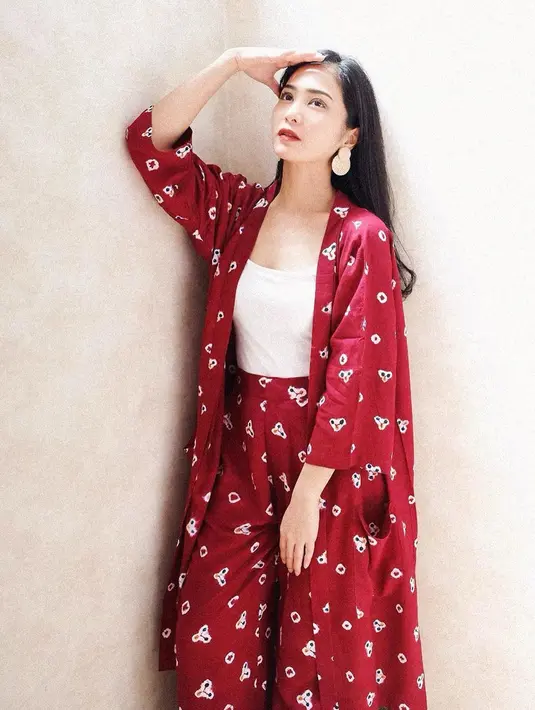 Di salah satu program acara televisi swasta yang dipandu Feni Rose, Rabu (26/8/2020), Bunga ditanya kebenarannya yang hobi blow rambut sejak kecil. (Instagram/bungazainal05)