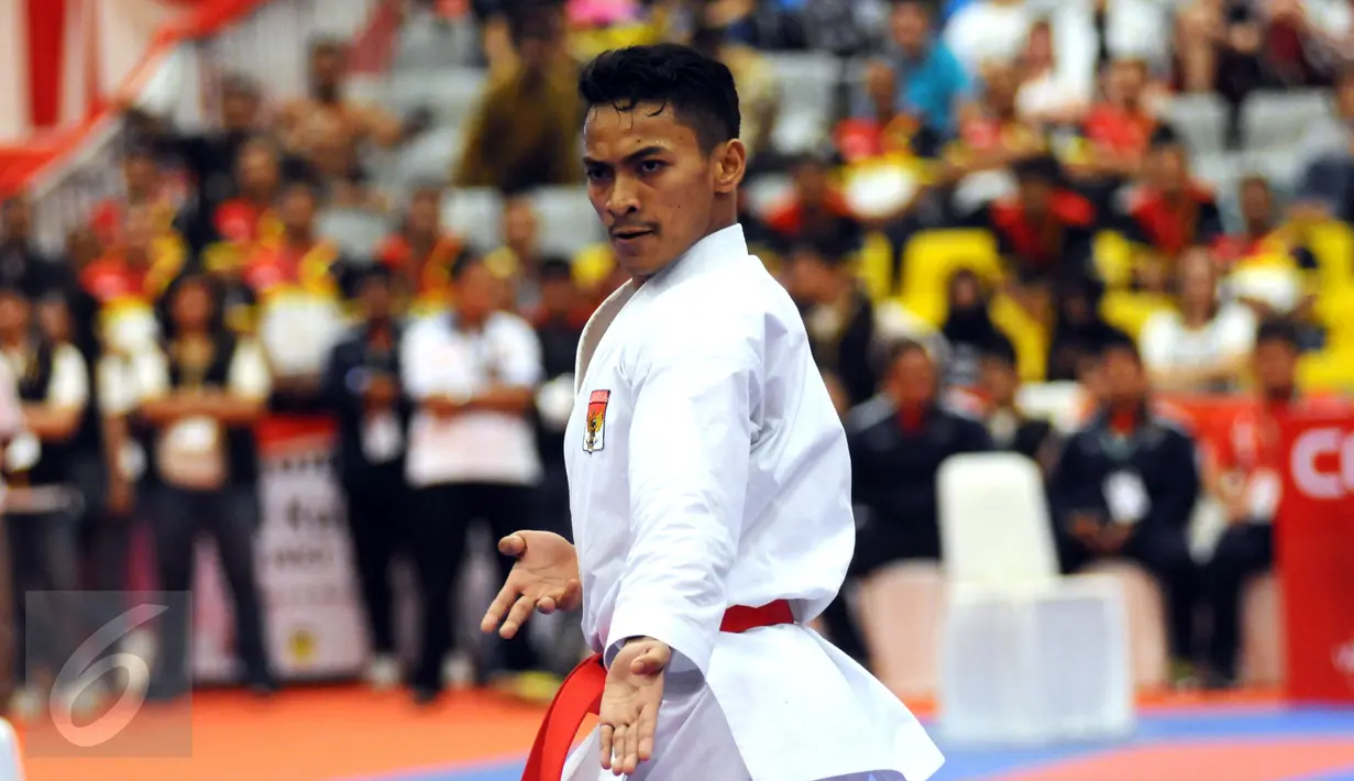 Ahmad Zigi Zaresta saat beraksi di final Junior Kata Male di WKF World Junior, Cadet and U-21 Championship 2015 di ICE Serpong, Banten, Kamis (12/11/2015). Zigi menyumbang emas pertama bagi Indonesia. (Liputan6.com/Helmi Fithriansyah)
