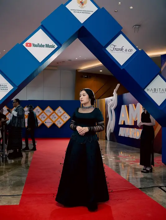 Borong empat piala sekaligus, penyanyi rookie Bernadya tampil memukau dengan gaya gothic atau serba hitam khas-nya. Ia memancarkan pesona bak princess dengan gaun panjang berdetail transparan di bagian kerah, dipadukan dengan aksesori minimalis. [@bernadyaribka].
