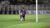 Aksi kiper Semen Padang, Fakhrurrazi Quba dalam laga leg pertama semifinal Pegadaian Liga 2 2023/2024 di Stadion Madya, Gelora Bung Karno, Jakarta, Minggu (25/2/2024) malam (Bola.com/Muhammad Iqbal Ichsan)