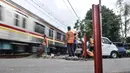 Pekerja PT KAI menyelesaikan pemasangan pembatas jalan di perlintasan kereta tanpa palang pintu di kawasan TPU Tanah Kusir, Jakarta, Kamis (17/9/2020). Sebelumnya pada Kamis (17/9) pagi terjadi kecelakaan yang melibatkan sebuah mobil dan KRL di perlintasan tersebut. (merdeka.com/Iqbal S. Nugroho)