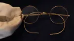 Sepasang kacamata Windsor bulat milik John Lennon dipamerkan di ruang lelang Sotheby di London, Inggris pada 25 September 2020. Harga kacamata tersebut diperkirakan mencapai 30.000-40.000 poundsterling atau sekitar Rp 572 juta hingga Rp 762 juta. (AP Photo/Kirsty Wigglesworth)