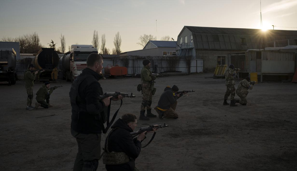Relawan sipil menghadiri kamp pelatihan Pasukan Pertahanan Teritorial Ukraina di Brovary, timur laut Kiev, Ukraina, Senin (21/3/2022). (AP Photo/Felipe Dana)