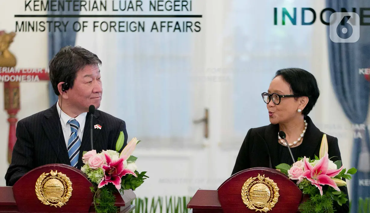 Menteri Luar Negeri Retno Marsudi (kanan) mendampingi Menteri Luar Negeri Jepang Motegi memberi pernyataan saat kunjungan delegasi di Gedung Kemlu, Jumat (10/1/2020). Kunjungan membahas kerjasama di bidang investasi termasuk pengembangan pulau terluar seperti Natuna. (Liputan6.com/Faizal Fanani)