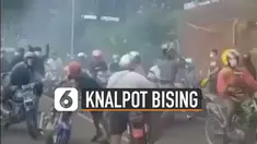 Puluhan pengendara motor berknalpot bising itu nampak tidak menghiraukan sekitar saat melakukan aksinya.