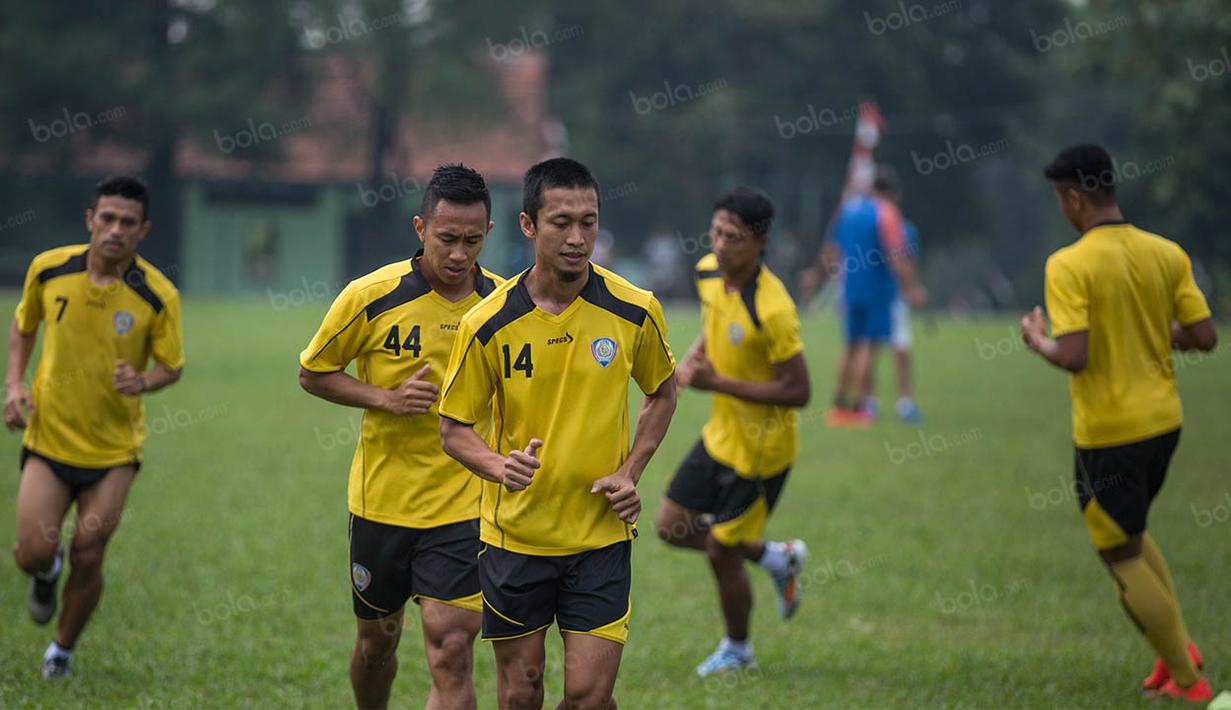 Gelandang Arema Cronus, Arif Suyono, berlari santai saat latihan jelang laga Torabika Soccer Championship 2016 melawan PS TNI di Lapangan Kostrad, Bogor, Jawa Barat, Sabtu (30/7/2016). (Bola.com/Vitalis Yogi Trisna)