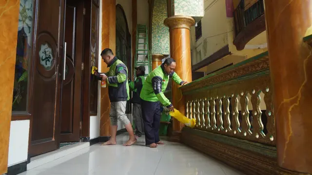 Sebanyak 1.147 mitra driver Gojek membersihkan 147 masjid yang tersebar di Indonesia