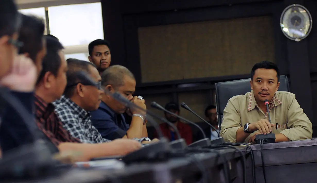 Menteri Pemuda dan Olahraga, Imam Nahrawi (kanan) saat melakukan pertemuan dengan 18 klub PSSI dan PT Liga Indonesia di Kantor Kemenpora, Jakarta, (27/4/2015). Pertemuan berlangsung tertutup dan berakhir tanpa keputusan. (Liputan6.com/Helmi Fithriansyah)