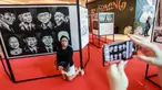 Pengunjung berfoto saat Pameran Foto Potret 7 Presiden RI dengan tema "7 Citizen No.1" di Mall Neo Soho, Jakarta, Selasa (22/11/2022). Foto-foto yang dipamerkan merupakan foto bersejarah bagi bangsa Indonesia. (Liputan6.com/Johan Tallo)