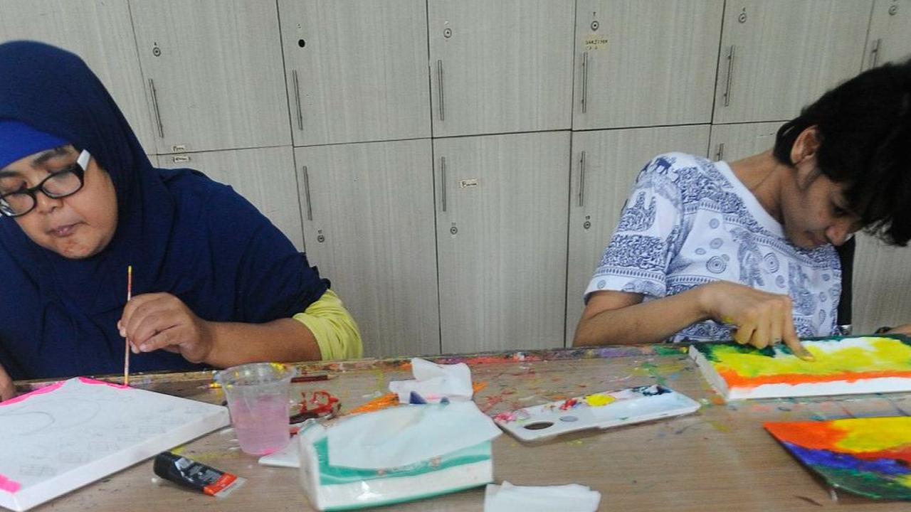 Hasil lukisan karya penyandang disabilitas ini dijual melalui pameran serta dipasarkan di media sosial.&nbsp;Merdeka.com/Arie Basuki&nbsp;