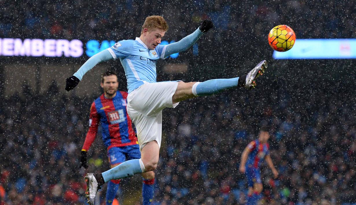 Pemain Manchester City, Kevin De Bruyne melakukan kontrol bola saat melawan Crystal Palace pada lanjutan liga premier Inggris di Stadion Etihad, Manchester, Sabtu (16/1/2016). (AFP Photo/Oli Scarff)