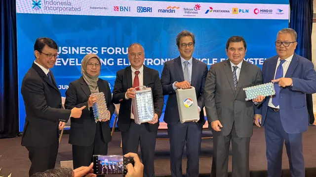 Direktur Utama Indonesia Battery Corporation (IBC) Toto Nugroho dan Direktur Niaga dan Retail PLN Edi Srimulyanti, berfoto setelah melakukan Business Forum, di Hong Kong. Forum tersebut dilakukan untuk mengakselerasi ekosistem kendaraan listrik.
