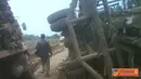 Citizen6, Sumsel: Truk pengangkut kayu terbalik di Simpang Solar, Kecamatan Tulang Ubi, Pendopo, Sumsel. Truk ini terbalik lantaran kondisi jalan yang rusak. (Pengirim: NN)