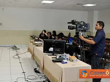 Citizen6, Jakarta: Seorang peserta lomba presenter membaca narasi dalam SCTV Goes to Campus di Kampus Universitas Bina Nusantara di Jakarta, Kamis (1/3). (Pengirim: Ali Romdhoni)