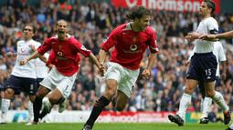 Selebrasi striker Manchester United, Ruud van Nistelrooy setelah mencetak gol dari eksekusi penalti ke gawang Tottenham Hotspur pada laga Liga Inggris 2004/2005 di White Hart Lane Stadium, London (25/9/2004). Ruud van Nistelrooy total mencetak 109 gol dari 620 laga bagi MU di Premier League sejak didatangkan dari PSV Eindhoven pada awal musim 2001/2002 hingga 2005/2006. Pada akhir musim 2005/2006 ia memutuskan hijrah ke Real Madrid. (AFP/Odd Andersen)