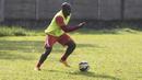Striker Persija, Pacho Kenmogne, berlatih menggiring bola jelang babak 8 besar Piala Jenderal Sudirman di Lapangan Sawangan, Depok, Jawa Barat, Senin (7/12/2015). (Bola.com/Vitalis Yogi Trisna) 
