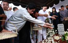 FOTO: Suasana Pemakaman Aktor Senior Ray Sahetapy Diiringi Isak Tangis Keluarga
