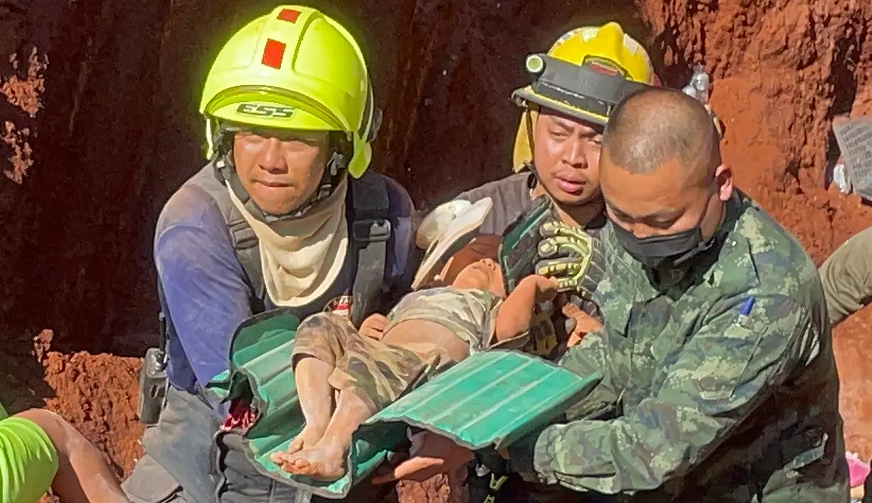 Setelah operasi darurat semalam, petugas penyelamat dan militer membawa seorang anak berusia 1 tahun dari lubang yang dalam di Provinsi Tak, Thailand, Selasa (7/2/2023). Balita asal Myanmar itu jatuh ke lubang sedalam 15 meter yang digunakan untuk pipa air tanah kemarin malam. (AP Photo/Chiravuth Rungjamratratsami)