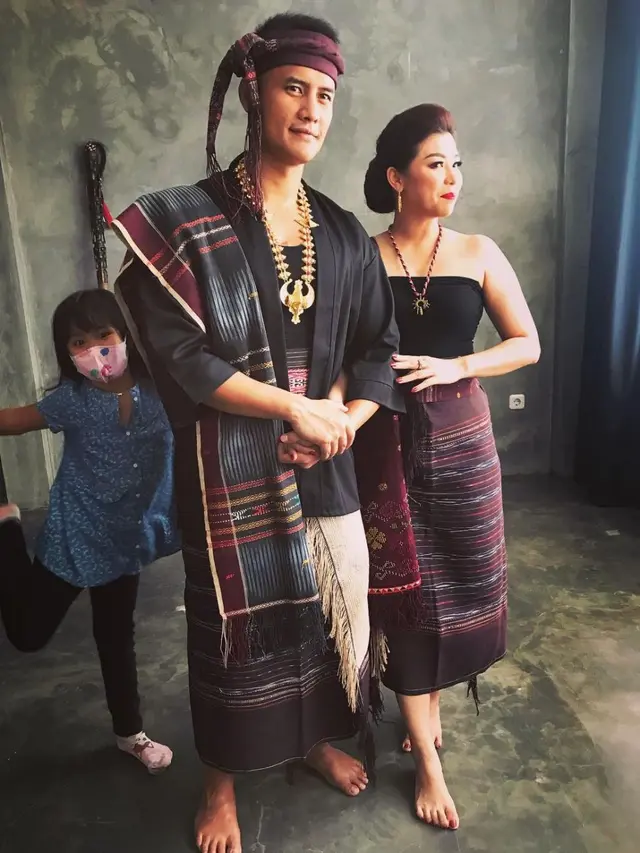 Potret Choky Sitohang dan Keluarga Pakai Kain Ulos. (Sumber: Instagram/@sitohangchoky)