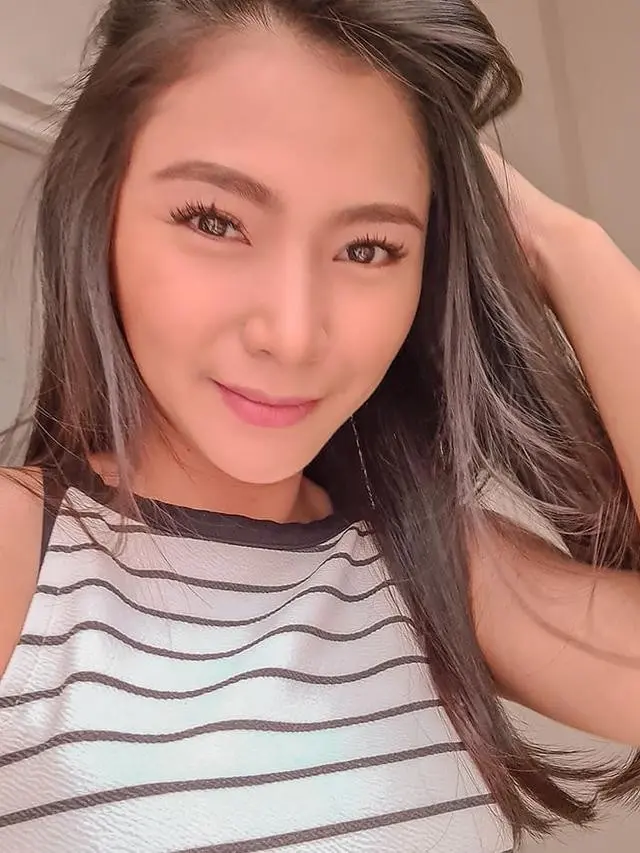 Meta Permadi memulai karirnya dengan mengikuti ajang cover girl pada tahun 2003.