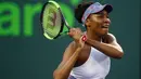 Petenis putri AS, Venus Williams melakukan servis ke arah petenis senegaranya, Danielle Collins pada babak perempat final Miami Terbuka 2018 di Crandon Park, Kamis (29/3). Venus gagal maju lebih jauh setelah bertarung selama 87 menit. (AP/Wilfredo Lee)