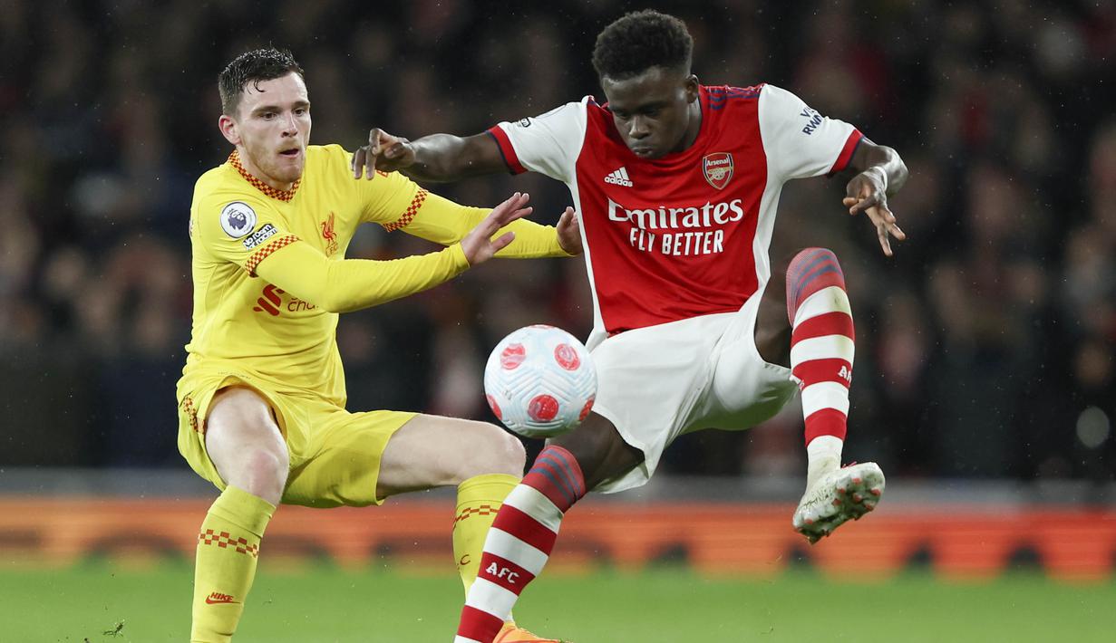 Tertinggal dua gol tidak membuat Arsenal mengibar bendera putih. Mereka terus menekan pertahanan Liverpool sembari mencari celah untuk mencetak gol. (AP/Ian Walton)