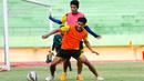 Purwaka dan Beny Wahyudi berebut bola saat latihan Arema Cronus di Stadion Manahan, Solo, Jumat (9/10/2015). (Bola.com/Kevin Setiawan)