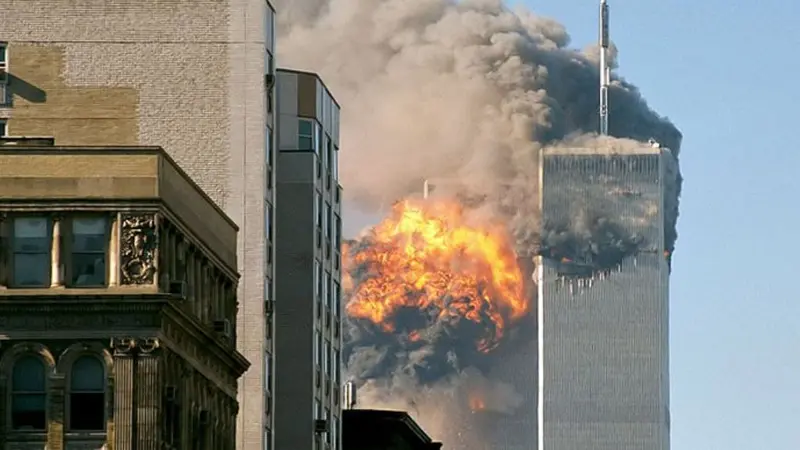 United Airlines Penerbangan 175 menabrak Menara Selatan WTC