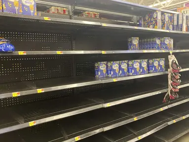 Rak sebagian besar kosong di Walmart di Anchorage, Alaska, Selasa (11/1/2022). Beberapa pekan terakhir ini supermarket di Amerika Serikat (AS) tengah kekurangan produk bahan makanan karena masalah baru, seperti tingginya penyebaran varian omicron dan cuaca buruk. (AP Photo/Mark Thiessen)